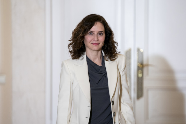 Archivo - La presidenta de la Comunidad de Madrid, Isabel Díaz Ayuso, a su llegada para recibir la Medalla de Oro concedida por el Colegio de Procuradores de Madrid, en la Real Casa de Correos, a 13 de noviembre de 2023, en Madrid (España). La medalla ha