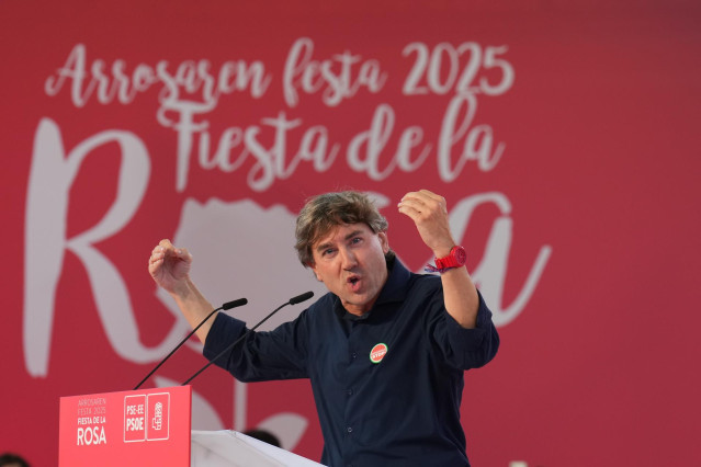 El secretario general del PSE-EE, Eneko Andueza, interviene en la Fiesta de la Rosa