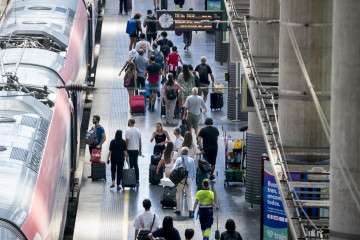 EuropaPress 5376758 varias personas andenes estacion atocha almudena grandes 11 agosto 2023 (1)