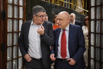 El portavoz del PSOE en el Congreso, Patxi López (i) y el diputado del PSOE Rafael Simancas (d), a su salida de una sesión plenaria en el Congreso