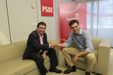 Archivo - El presidente del Gobierno, Pedro Sánchez, y el expresidente de la Junta de Extremadura Guillermo Fernández Vara