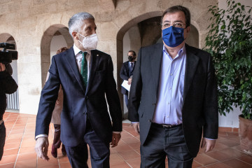 Archivo - El ministro del Interior, Fernando Grande-Marlaska (i), a su llegada a una reunión con el presidente de la Junta de Extremadura, Guillermo Fernández Vara, a 22 de noviembre de 2021, en Mé