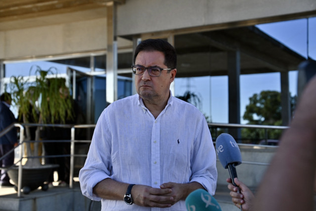 El ministro para la Transformación Digital y Función Pública, Óscar López, atiende a los medios a su llegada a la capilla ardiente del expresidente de la Junta de Extremadura, Guillermo Fernández Vara, en el Tanatorio de Badajoz