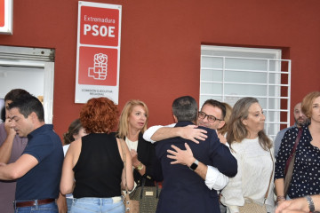 El PSOE de Extremadura ha convocado cinco minutos de silencio este domingo frente a la sede regional del partido en Mérida, así como en las casas del pueblo de la región