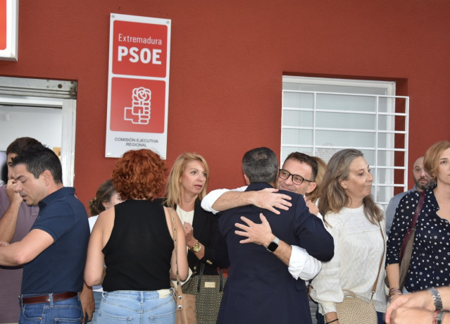El PSOE de Extremadura ha convocado cinco minutos de silencio este domingo frente a la sede regional del partido en Mérida, así como en las casas del pueblo de la región