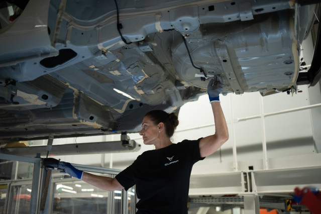 Archivo - Una empleada trabajando en una fábrica de automóviles