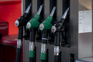Archivo - Mangueras de combustible en una gasolinera, a 27 de diciembre de 2022, en Madrid (España). El Gobierno ha eliminado la bonificación generalizada al combustible para el año 2023 y ha decid