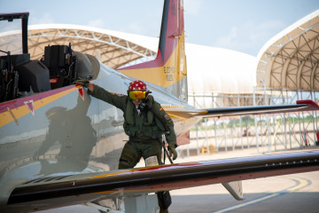 Archivo - EL teniente coronel Gonzalo López García de Carellán en el Pilatus PC-21