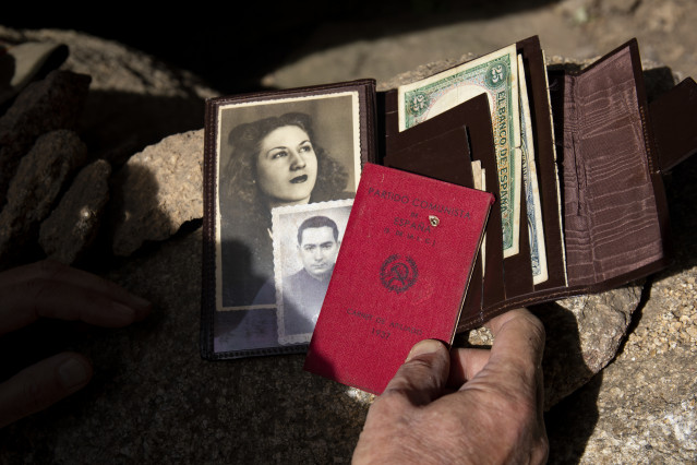 Archivo - Un carnet del Partido Comunista junto a una fotografía real de Severo Eubel de la Paz, uno de os maquis de la posguerra
