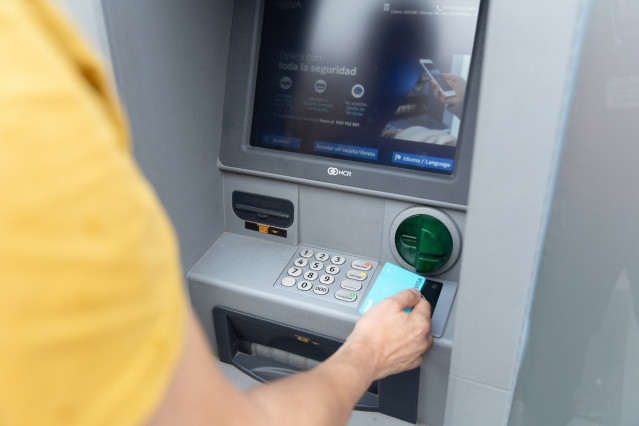 Archivo - Un hombre utiliza un cajero automático, a 26 de junio de 2024, en Madrid (España).