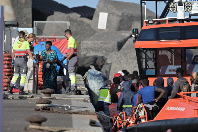 Efectivos de emergencias atienden a personas en el Muelle de la Restinga, El Hierro, Canarias (España).