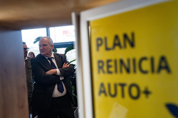 El ministro de Industria y Turismo, Jordi Hereu, visita un concesionario rehabilitado tras sufrir la dana, en el concesionario SEAT y CUPRA Motor J.R, a 6 de octubre de 2025, en Sedaví, Valencia, Com