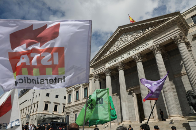 Archivo - Foto de archivo de una manifestación de trabajadores interinos.