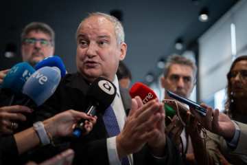 El ministro de Industria y Turismo, Jordi Hereu, visita un concesionario rehabilitado tras sufrir la dana, en el concesionario SEAT y CUPRA Motor J.R, a 6 de octubre de 2025, en Sedaví, Valencia, Com