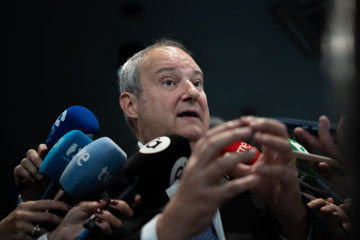 El ministro de Industria y Turismo, Jordi Hereu, visita un concesionario rehabilitado tras sufrir la dana, en el concesionario SEAT y CUPRA Motor J.R, a 6 de octubre de 2025, en Sedaví, Valencia, Com