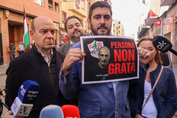 El portavoz de Vox en las Cortes, Alejandro Nolasco, sostiene un cartel con el que insta a declarar persona non grata al portavoz y fundador de la Casa Palestina de Aragón, Ibrahim Abayat, en una com