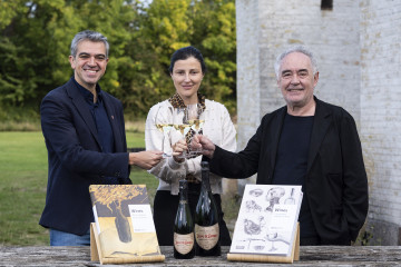 El director de bebidas de la fundación, Ferran Centelles; la ceo de Juvé & Camps y cuarta generación de la familia fundadora,  Meritxell Juvé, y el fundador de elBullifoundation, Ferran Adrià