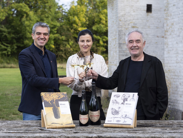 El director de bebidas de la fundación, Ferran Centelles; la ceo de Juvé & Camps y cuarta generación de la familia fundadora,  Meritxell Juvé, y el fundador de elBullifoundation, Ferran Adrià