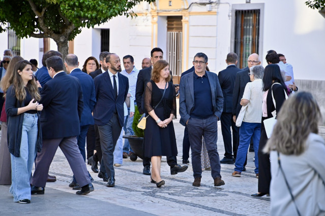 El vicepresidente primero de la Mesa del Congreso, Alfonso Rodríguez Gómez de Celis, la presidenta del Congreso, Francina Armengol y el portavoz del PSOE en el Congreso, Patxi López, llegan al funeral de  Fernández Vara.