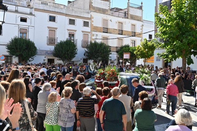 El coche fúnebre con los restos de Guillermo Fernández Vara abandona la Iglesia en la que se ha celebrado el funeral