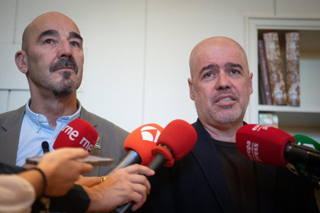 El vicesecretario general de Política Sindical de UGT, Fernando Luján (i) y el secretario general de CCOO, Unai Sordo (d), ofrecen declaraciones a los medios tras una reunión con la vicepresidenta del Gobierno y ministra para la Transición Ecológica y el