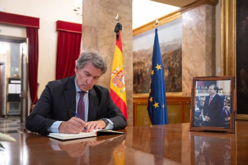 El presidente del Gobierno, Alberto Núñez Feijóo, firma en el libro de condolencias por el fallecimiento de Fernández Vara instalado en el Senado