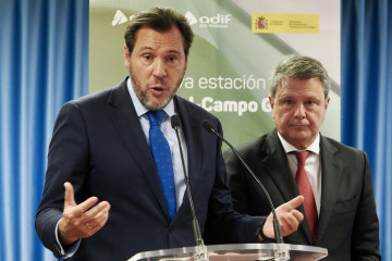 El ministro de Transportes, Óscar Puente, y el secretario de estado de Transportes y Mobilidad Sostenibles, José Antonio Santanao Clavero, durante una rueda de prensa tras la reunión de la Sociedad
