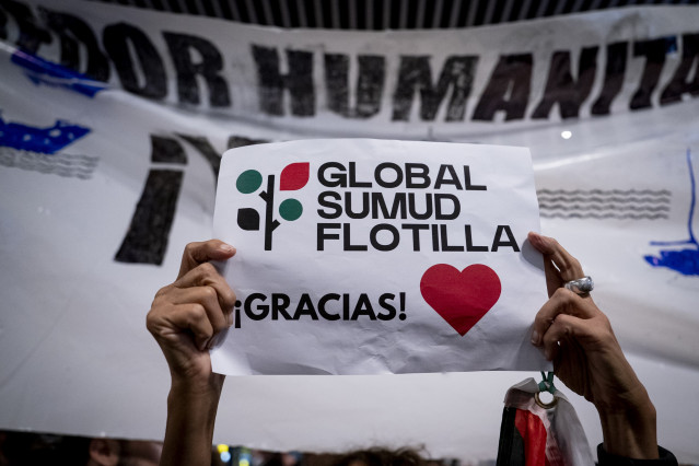 Decenas de personas esperan la llegada de los 21 ciudadanos españoles integrantes de la Sumud Global Flotilla al Aeropuerto Adolfo Suárez Madrid-Barajas