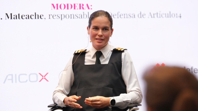 La Teniente de Navío María del Rocío Porras de Sola, Jefe de armas del subarino S-82.