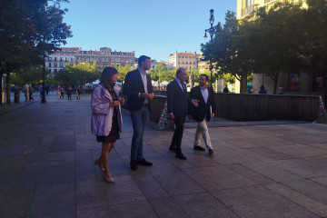 El vicesecretario de Política Autonómica del Partido Popular, Elías Bendodo, junto al presidente del Partido Popular de Navarra, Javier García, y el senador Alejo Miranda