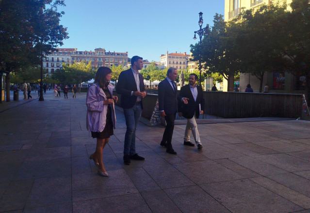 El vicesecretario de Política Autonómica del Partido Popular, Elías Bendodo, junto al presidente del Partido Popular de Navarra, Javier García, y el senador Alejo Miranda