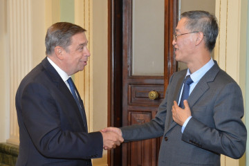 El ministro de Agricultura, Pesca y Alimentación, Luis Planas,y el embajador de la República Popular China, Yao Jing.