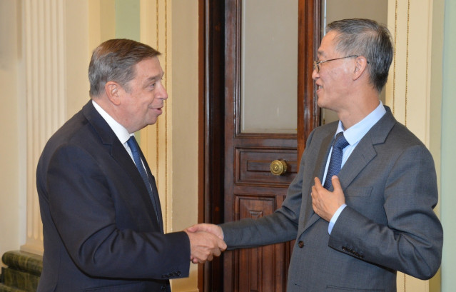 El ministro de Agricultura, Pesca y Alimentación, Luis Planas,y el embajador de la República Popular China, Yao Jing.