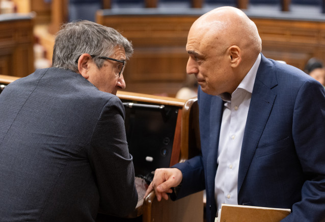 Archivo - El portavoz del PSOE en el Congreso, Patxi López (i), y el diputado del PSOE Rafael Simancas (d) conversan durante una sesión plenaria extraordinaria, en el Congreso de los Diputados, a 22 de julio de 2025, en Madrid (España).
