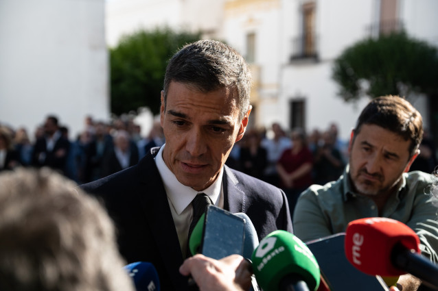 El presidente del Gobierno, Pedro Sánchez, ofrece declaraciones a los medios a su llegada al funeral del expresidente de la Junta de Extremadura, Guillermo Fernández Vara, a 6 de octubre de 2025, en Olivenza, Badajoz, Extremadura (España).
