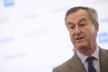 El consejero delegado de Banc Sabadell, César González-Bueno, a su salida del XVI Encuentro Financiero del sector bancario, organizado por 'Expansión', KPMG, American Express y Cunef Universidad, e