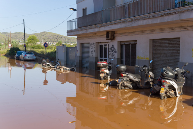Una calle anegada de agua tras las lluvias en Ibiza.