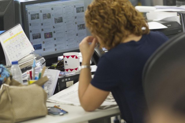 Archivo - Una mujer trabajando en una oficina