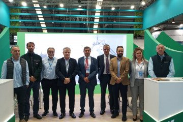 El director general de Pesca Marítima, Francisco González, junto a los productores asturianos.