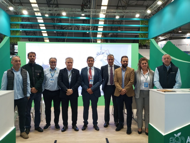 El director general de Pesca Marítima, Francisco González, junto a los productores asturianos.