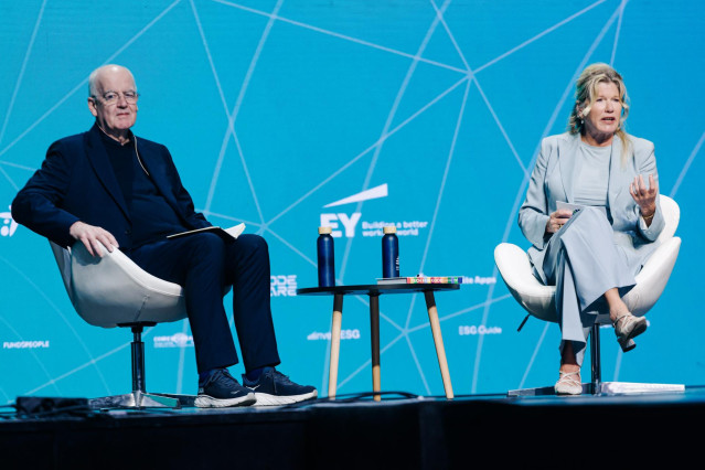 El fundador y embajador de Volans, John Elkington, y la Global Thought Leader de Capital and Tec, Marga Hoek, durante la primera jornada del ESG Summit Europe 2025, en el Teatro Príncipe Pío, a 7 de octubre de 2025, en Madrid (España).
