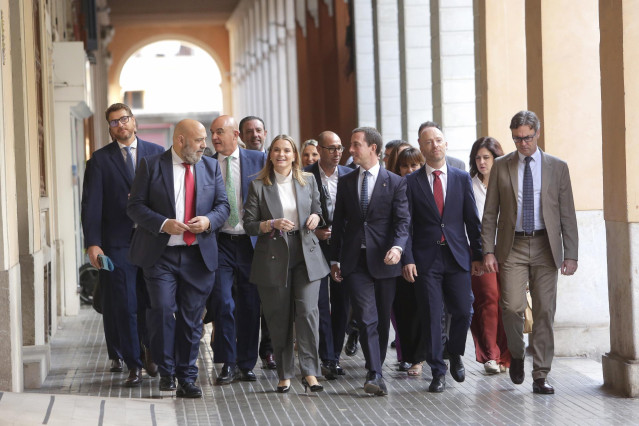 La presidenta del Govern balear, Marga Prohens, junto a sus consellers y representantes de otras instituciones.
