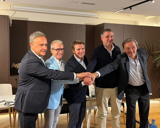 El presidente de Hostelería de España, José Luís Álvarez; el director del Gremi de Restauració, Roger Pallarols; el presidente de Barcelona Oberta, Gabriel Jené; el secretario general de Pimec, Josep Ginesta, y el director de RRII de Foment, Benet Maimí.