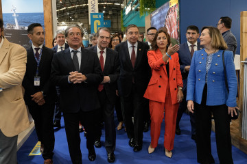El ministro Luis Planas, junto a la conselleira do Mar, Marta Villaverde, y otras autoridades, visita la XXVI Feria Conxemar tras su inauguración, en Vigo, a 7 de octubre de 2025.