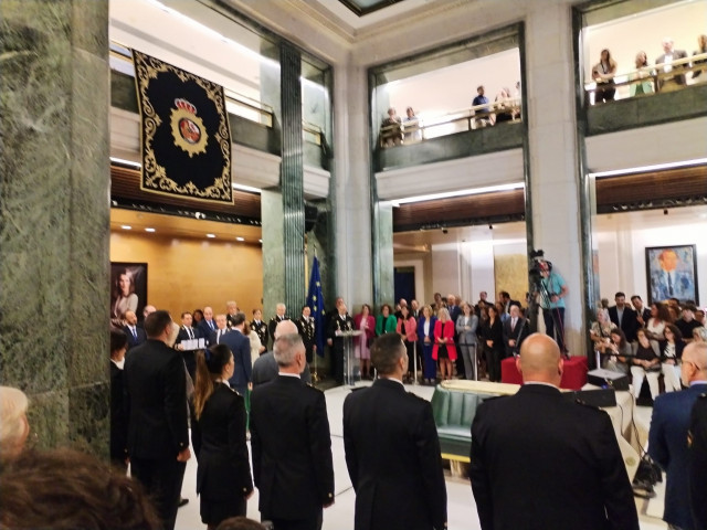 El Congreso rinde homenaje a la Policía Nacional y a trabajadores públicos por su labor de 