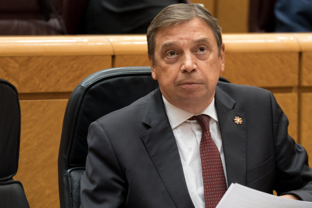 El ministro de Agricultura, Pesca y Alimentación, Luis Planas, durante una sesión de control al Gobierno, en el Senado, a 30 de septiembre de 2025, en Madrid (España)