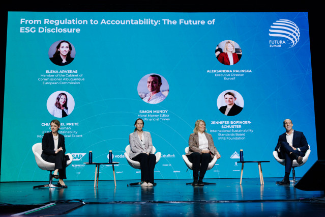 La comisaria europea, Elena Arveras, la miembro de International Sustainability Standards Board (ISSB), Jennifer Bofinger-Schuster y la directora ejecutiva de Eurosif, Aleksandra Palinska, durante la primera jornada del ESG Summit Europe 2025