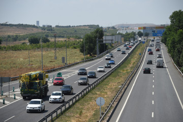 Archivo - Vehículos en la autovía