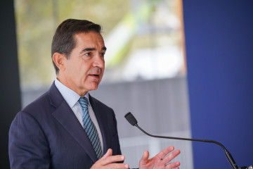El presidente del BBVA, Carlos Torres Vila, interviene durante la presentación del regreso a Bilbao de la escultura monumental de Eduardo Chillida, 'Elogio del hierro III', en la plaza Chillida del M