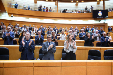 Minuto de silencio y homenaje a Guillermo Fernández Vara durante la sesión de control al Gobierno en el Senado
